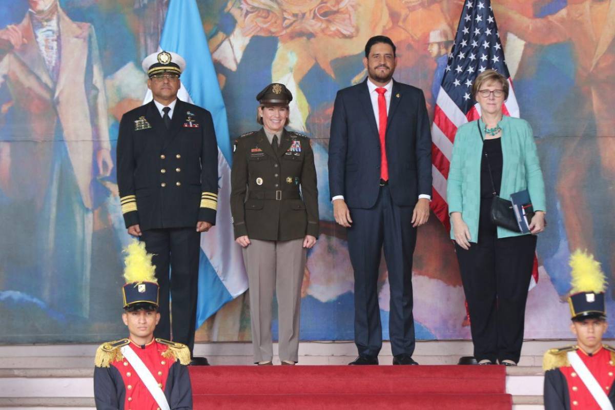 En imagen, el jefe del Estado Mayor Conjunto de las Fuerzas Armadas de Honduras, José Fortín Aguilar; Laura Richardson (jefa del Comando Sur de EEUU), José Zelaya (ministro de Sedena) y Laura Dogu (embajadora de EEUU en Honduras).