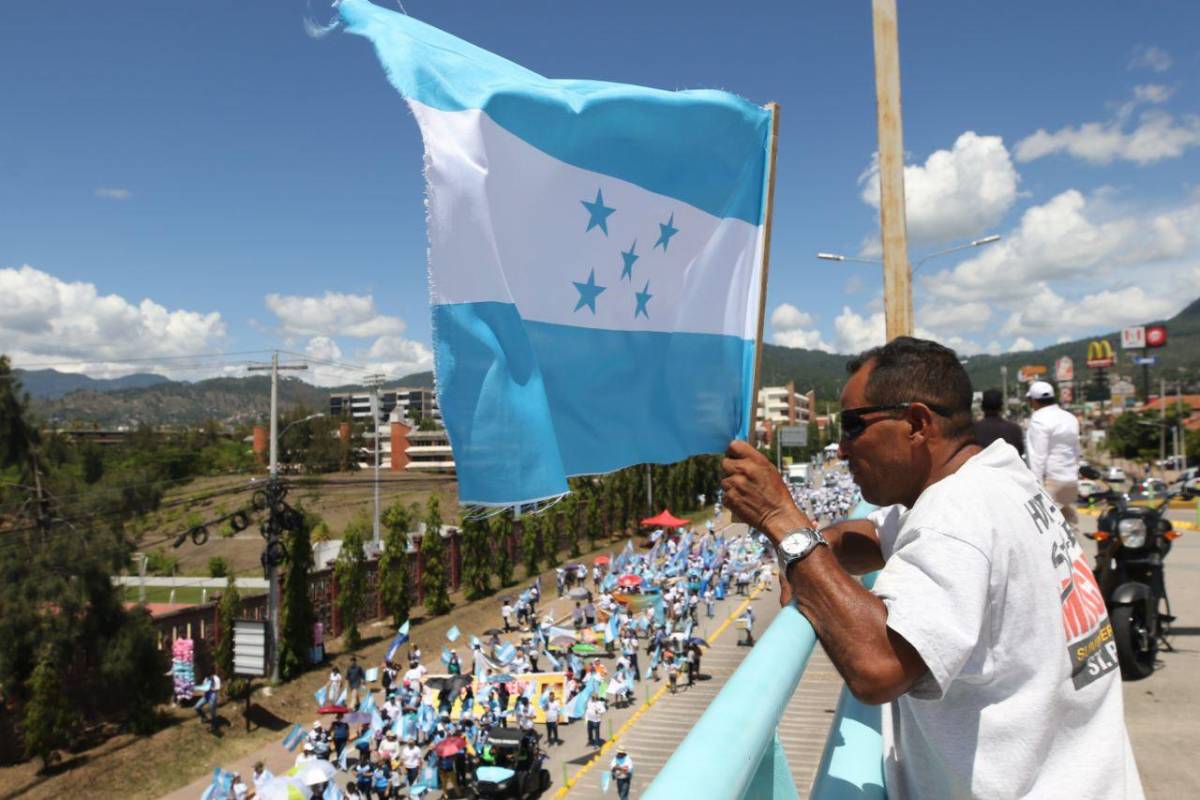 Algarabía y entusiasmo: miles de capitalinos culminan la caminata de oración