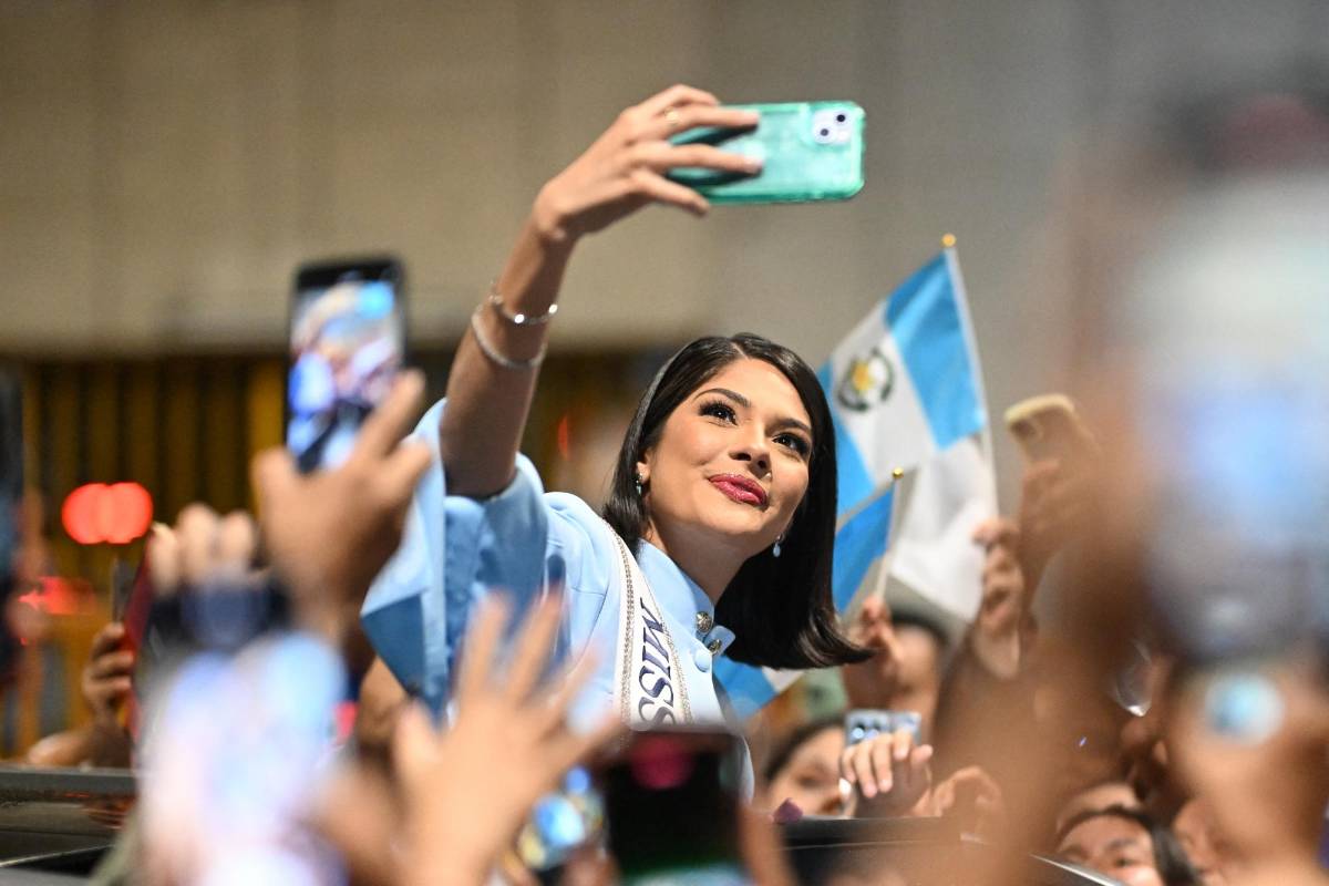 Sheynnis Palacios se tomó varias fotografías con sus seguidores.