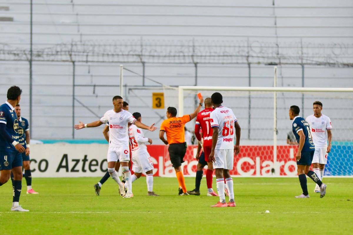 El increíble error de Menjívar vs Motagua, agresión a Edwin, sangre y baile en Olimpia