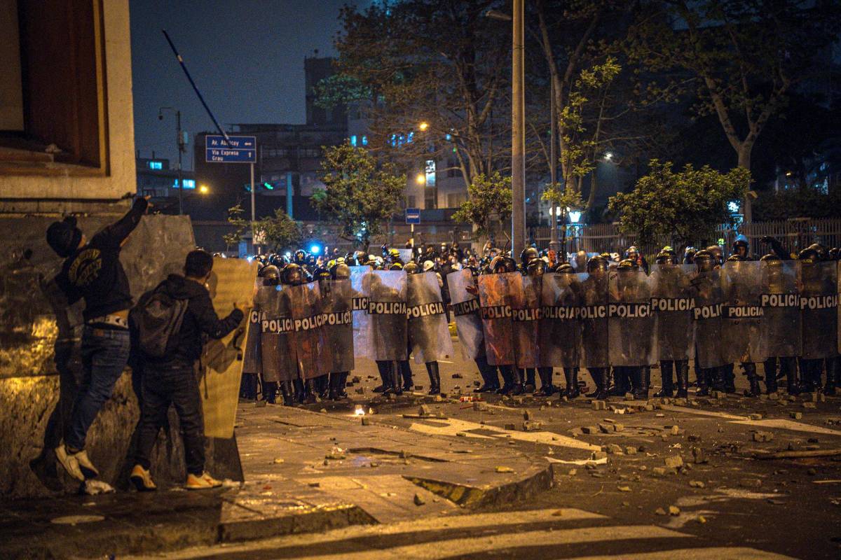 Un muerto y decenas de heridos en violentas protestas contra el Gobierno de Perú