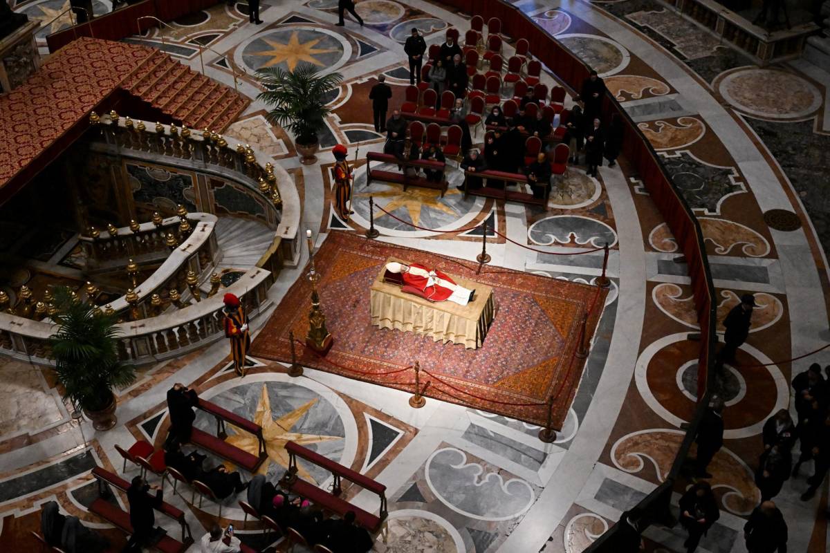 El cuerpo del papa emérito será trasladado mañana a la plaza de San Pedro donde será el multitudinario funeral.