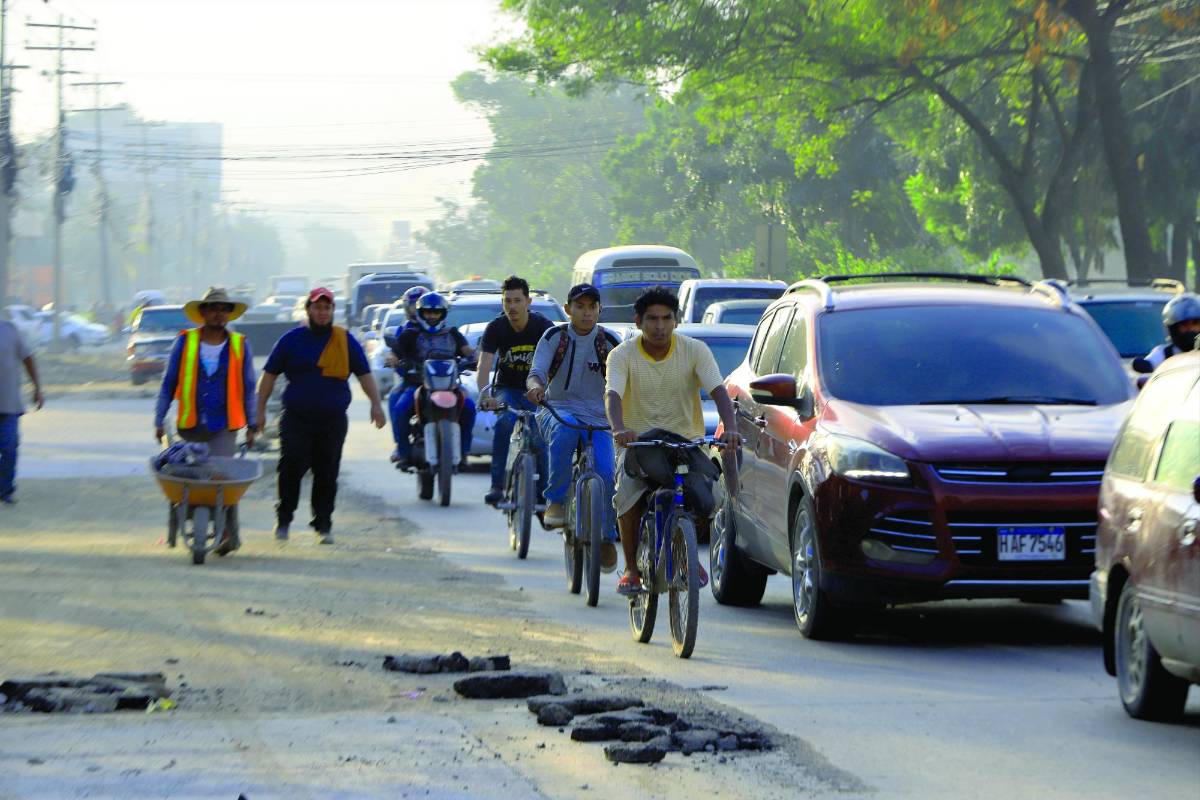El transporte público, particular y pesado invaden las principales vías de la ciudad, que ya no tiene horas pico, ya que el tráfico es de día y de noche. Solo unos pocos viajan en bicicleta, el uso de motos ha crecido: solo en 2023 se registraron 23,118.