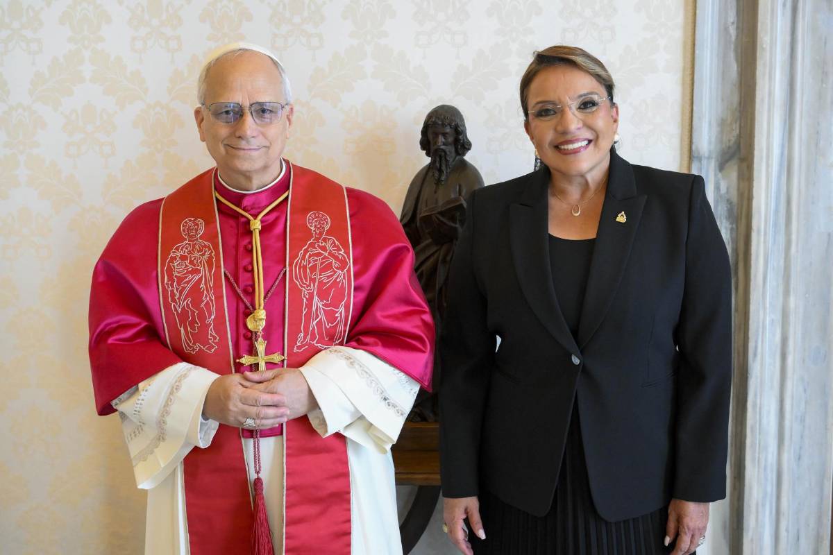 ¿Quiénes acompañaron a Xiomara Castro en su visita al papa León XIV?