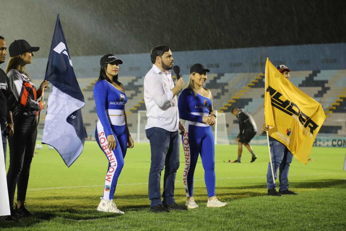 Estadio Ceibeño estrenó su cancha: aguacero, bellezas y bronca en Victoria-Herediano