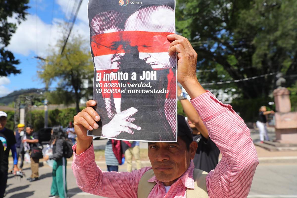 Protestan frente a la Embajada de EEUU en Honduras por el perdón de Trump a JOH