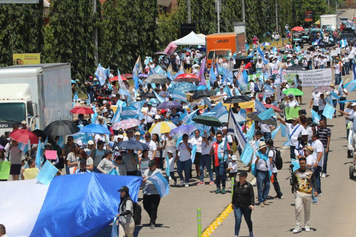 Algarabía y entusiasmo: miles de capitalinos culminan la caminata de oración