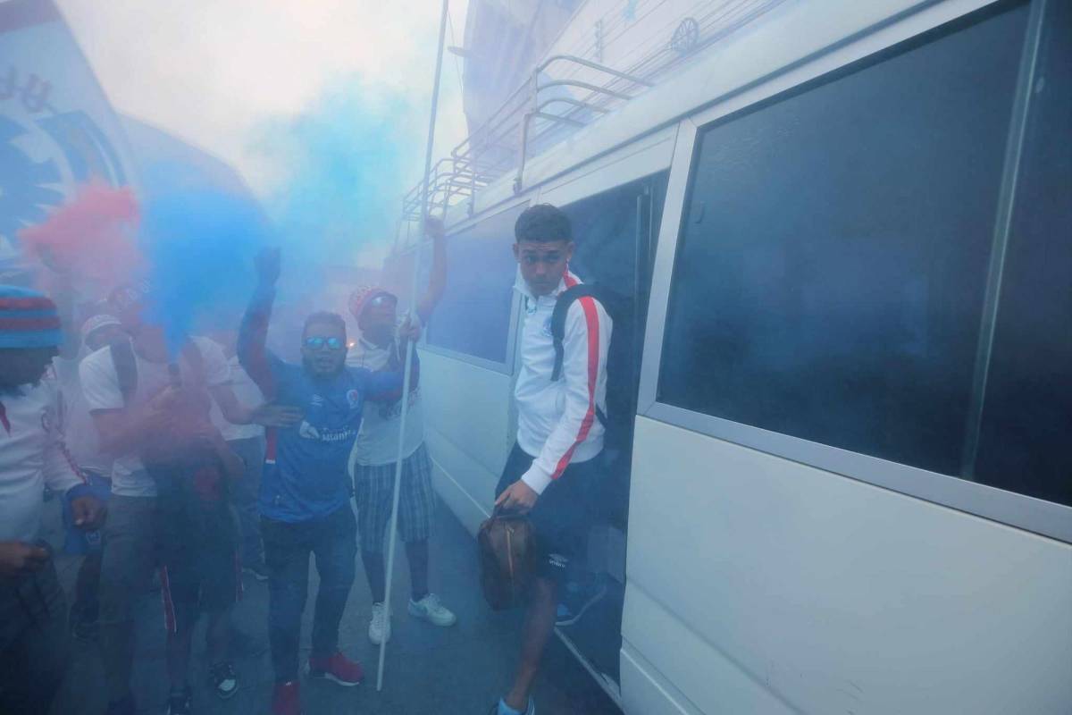La Barra del Olimpia recibió con bengalas a la plantilla del cuadro blanco.