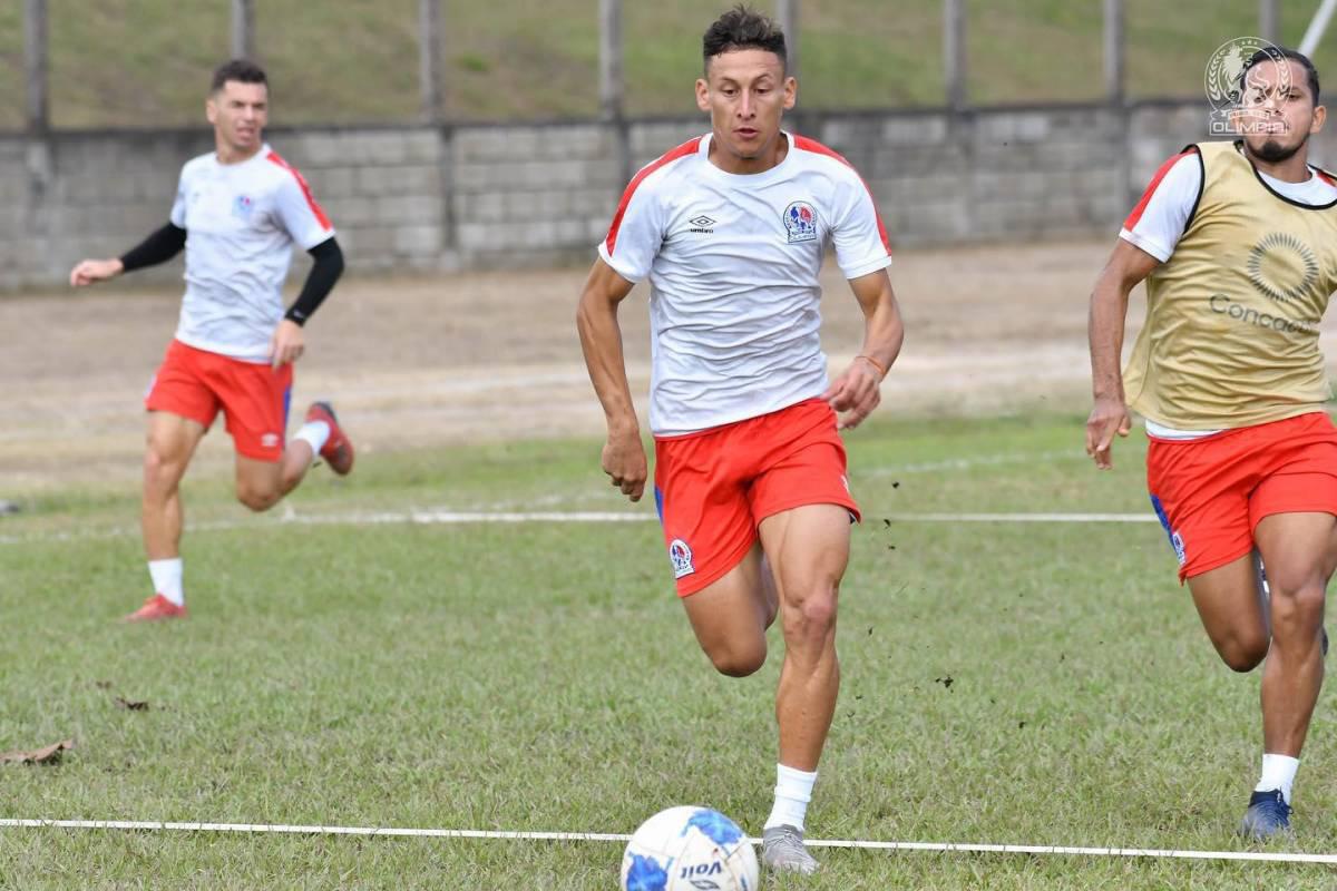 Jamir Maldonado (centro) se desempeña como lateral por la banda derecha.