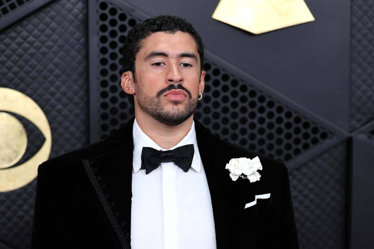 Bad Bunny le da un giro al clásico esmoquin en la alfombra roja de los Grammy 2026