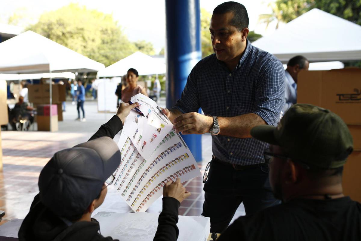 El Salvador vota en municipales, último eslabón del poder de Bukele