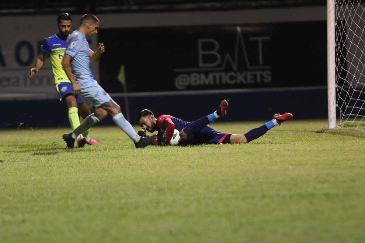 Roberto López atrapa el balón tras un centro desde la derecha.