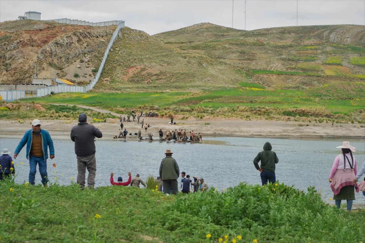 Los militares intentaban escapar de un grupo de manifestantes cruzando el caudaloso río.