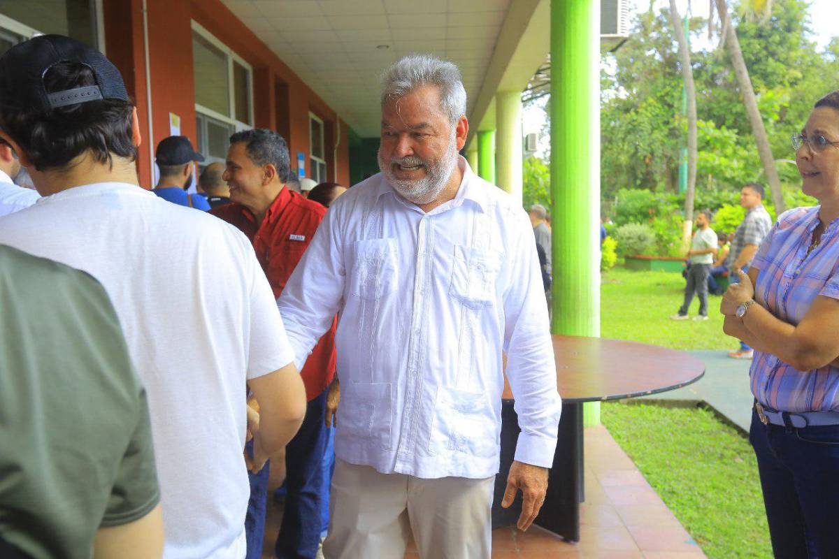 Sampedranos reciben con alegría a Roberto Contreras en los centros de votación