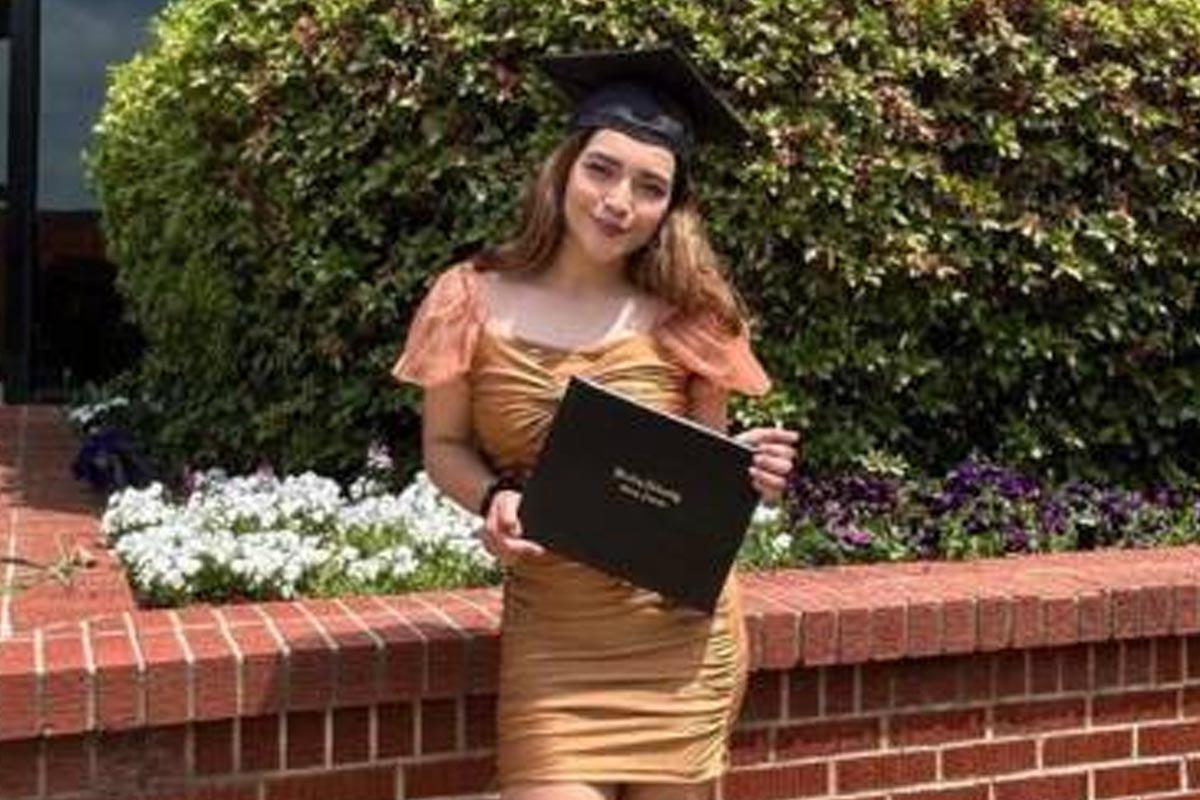 La hondureña Michell Fúnez destaca entre graduados con honores en universidad de EEUU