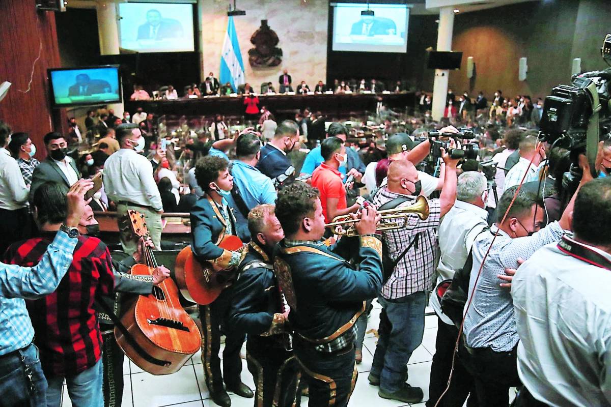 Tumultos, mariachis y abrazos por llegada de diputados rebeldes