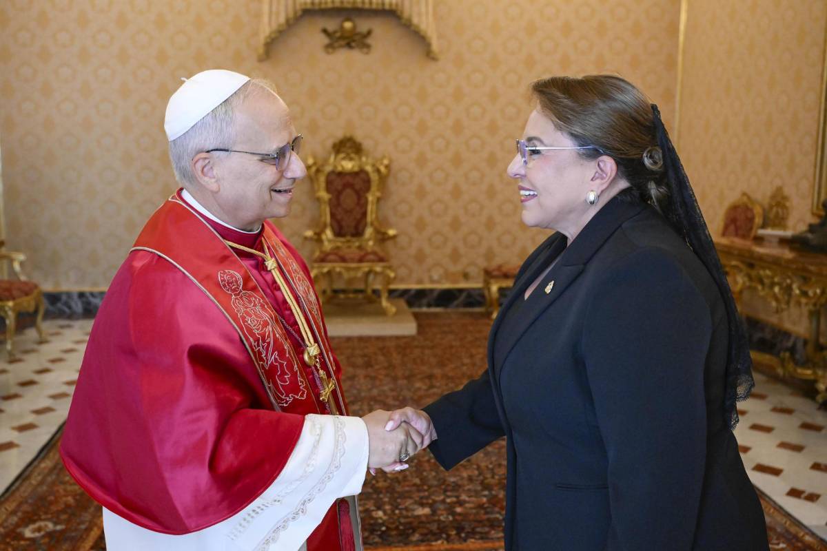 ¿Quiénes acompañaron a Xiomara Castro en su visita al papa León XIV?