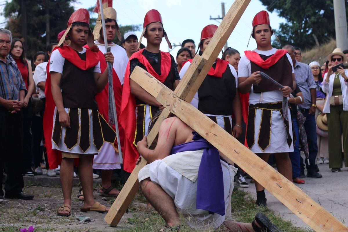 Jóvenes de Santa Rosa de Copán representan la Pasión de Cristo con fe y entrega