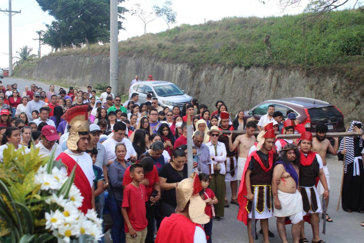 Jóvenes de Santa Rosa de Copán representan la Pasión de Cristo con fe y entrega