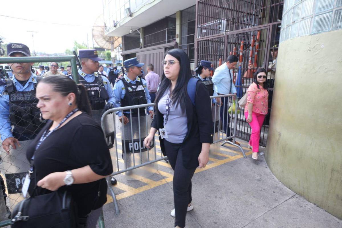 Despachan a personal del CNE por posibles protestas de colectivos de Libre