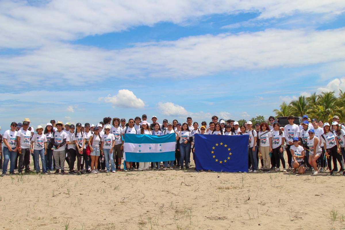 Jóvenes voluntarios y miembros de la Unión Europea.