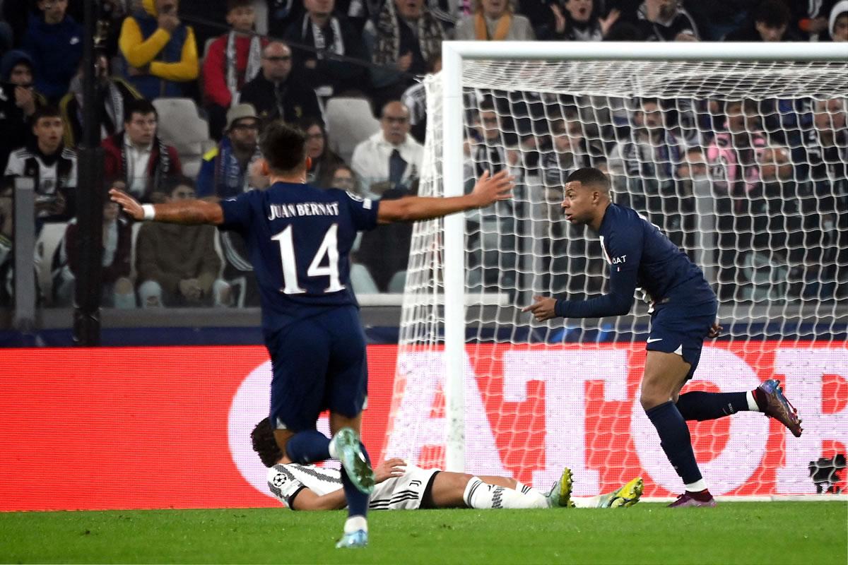 Mbappé corre a celebrar su golazo en Turín.