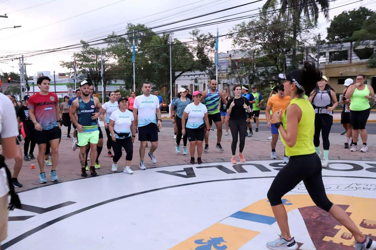 La entrenadora de la Maratón La Prensa, Sandra Di Palma, calentando con los corredores.