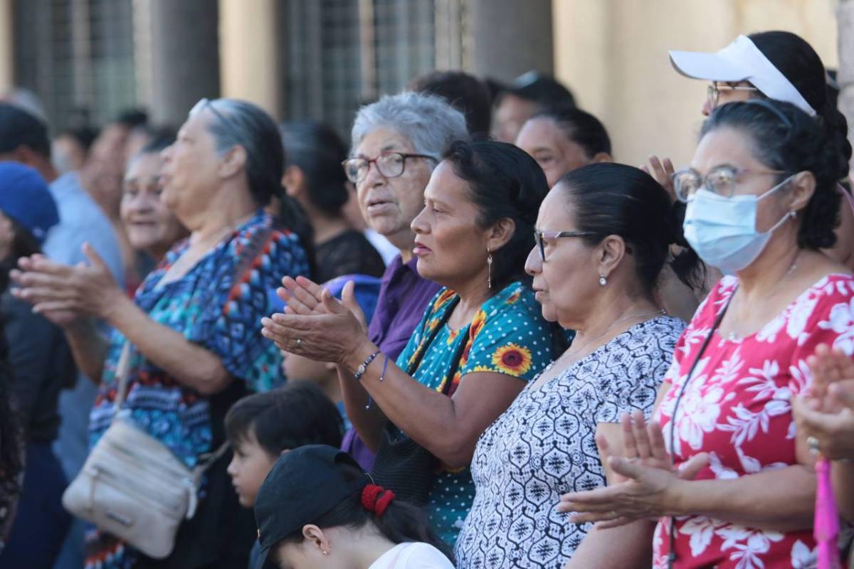 ¡Jesús resucitó!”, grita con alegría la feligresía católica en Comayagüela