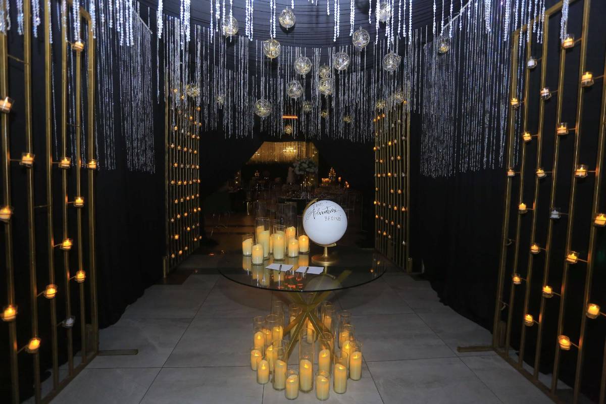 La entrada al salón fue encantadora, con colores amarillo, blanco, plateado y un fondo negro