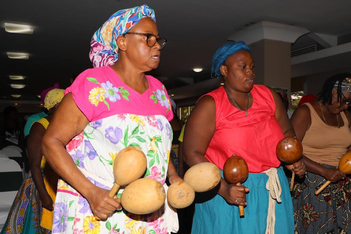 La coordinadora de la Organización Fraternal Negra de Honduras (Ofraneh), Miriam Miranda (c) participa en un baile Garífuna hoy, en Tegucigalpa (Honduras).