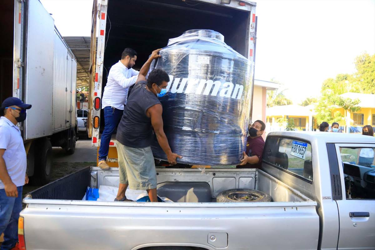 Emoción en entrega de las primeras ayudas a escuelas de Chamelecón