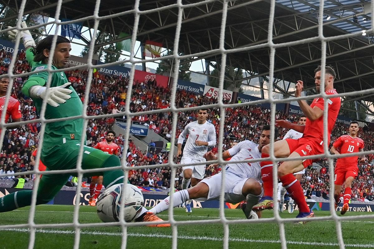 El momento del gol de Pablo Sarabia ante el portero suizo Yann Sommer.