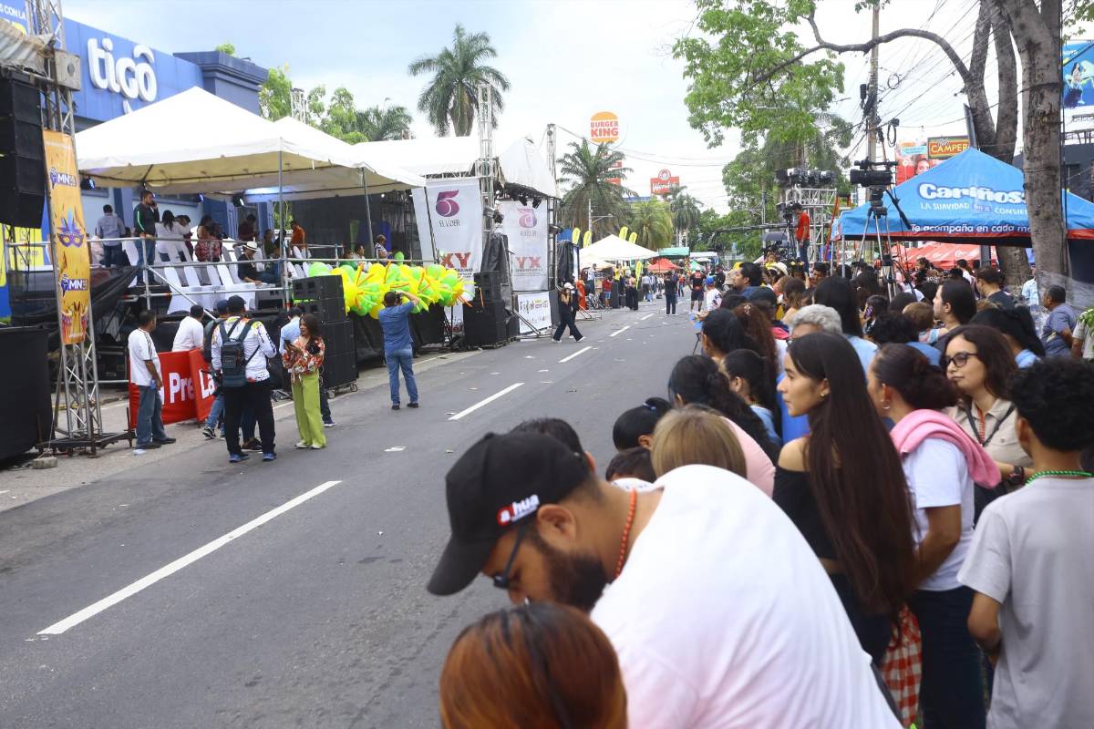 Feria Juniana: sampedranos disfrutan del desfile carrozas