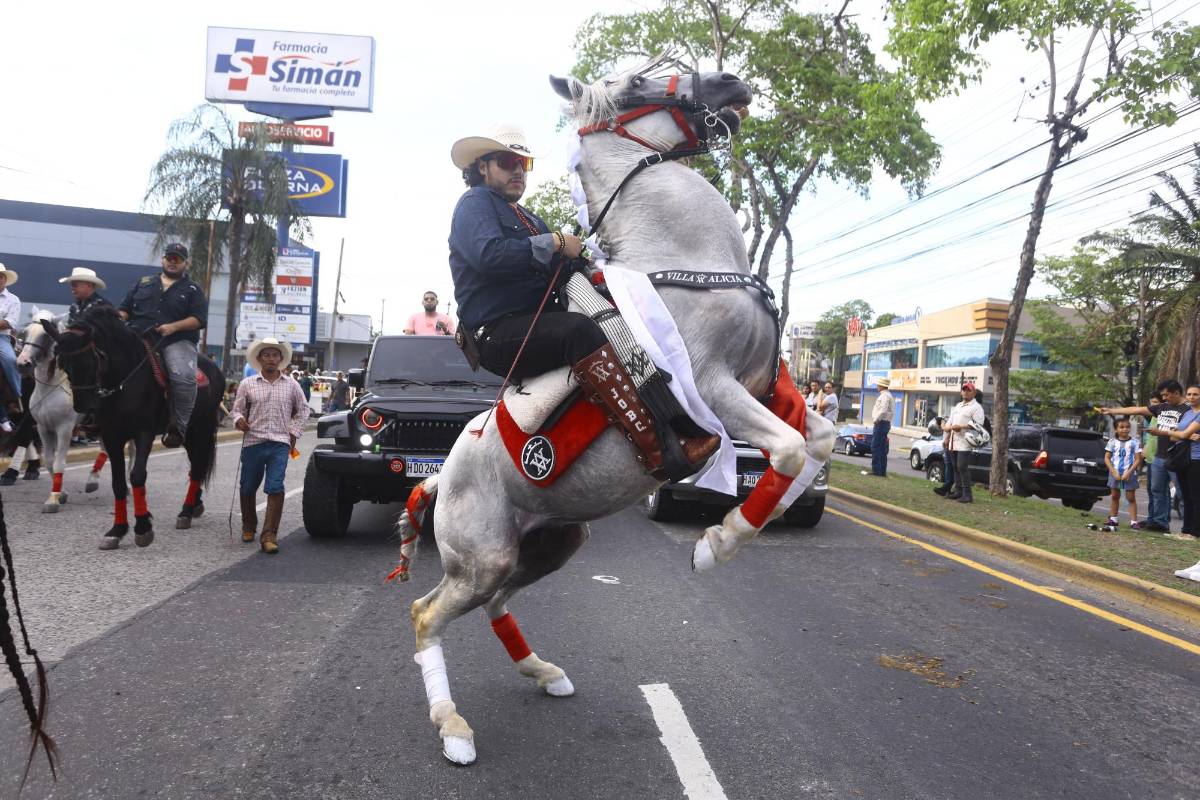 El jinete Job Caballero de hacienda Villa Alicia de Santa Bárbara aso,bró a todos junto a su cabballo iberoamericano, el cual esta entrenado para hacer diferentes acrobacias.