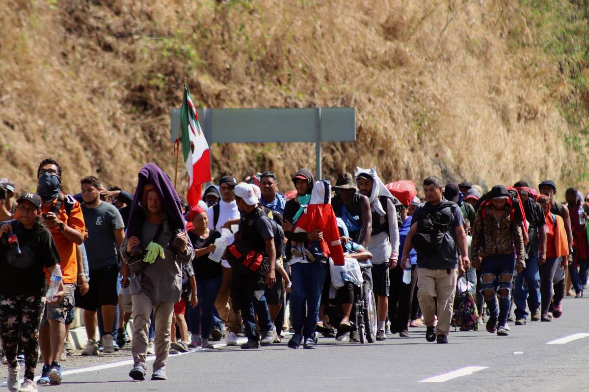Migrantes de la caravana que avanza por México desmienten a López Obrador