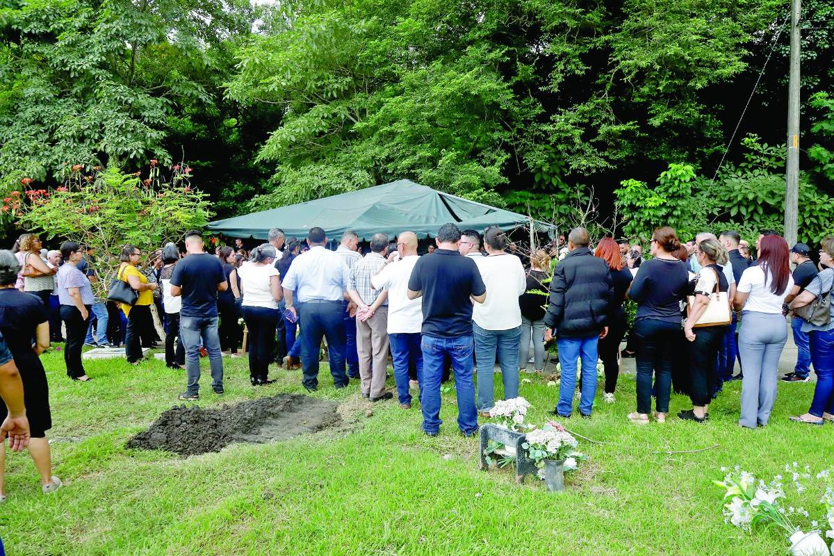 Antes del entierro fueron dadas palabras de consuelo y un mensaje de reflexión por el gran ser humano que fue Carballo.