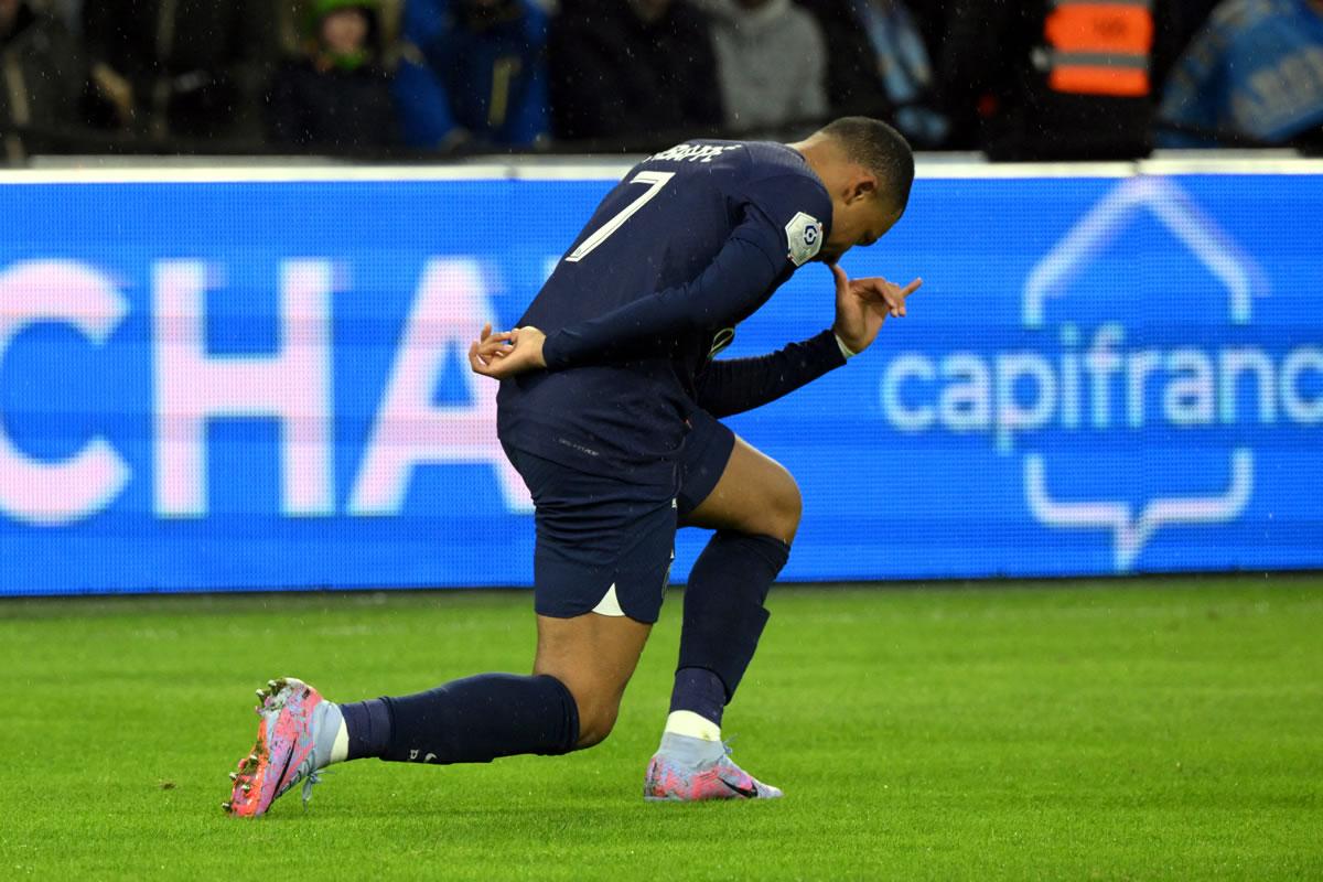 Kylian Mbappé celebrando uno de sus goles contra el Marsella.