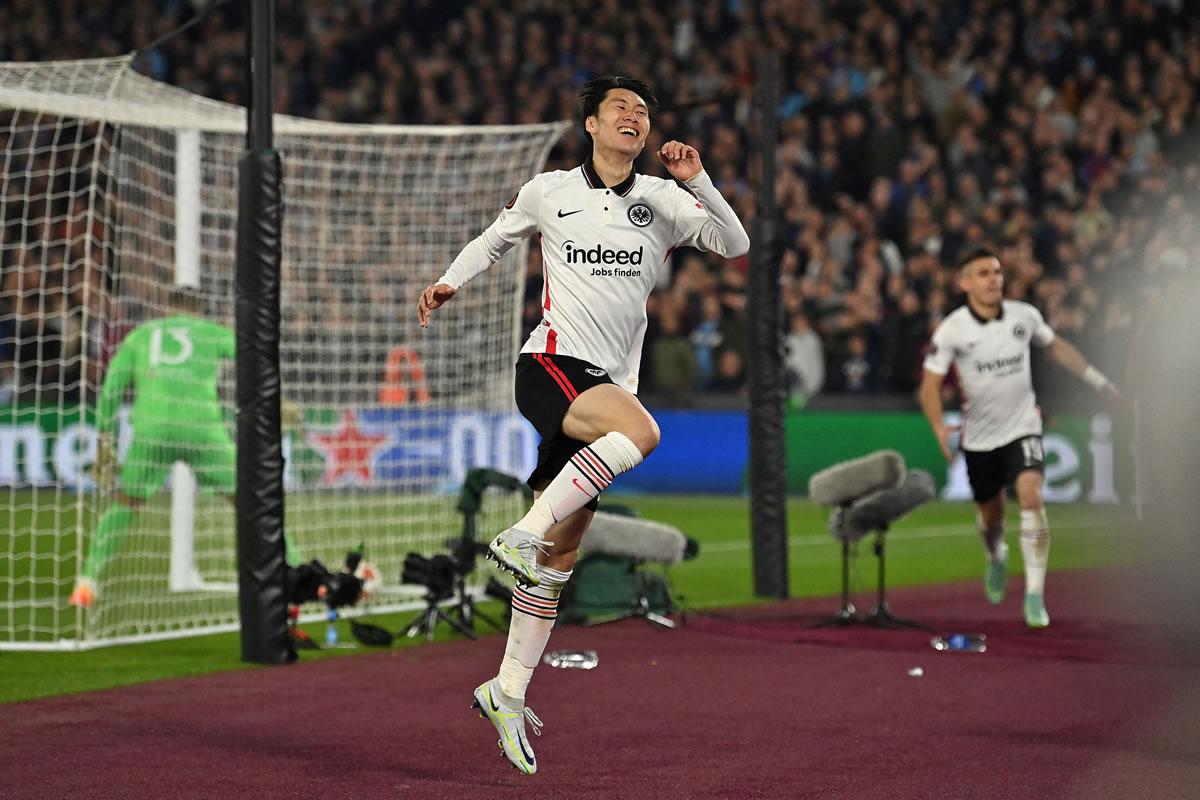 El japonés Daichi Kamada festeja su gol para la victoria del Eintracht Frankfurt.