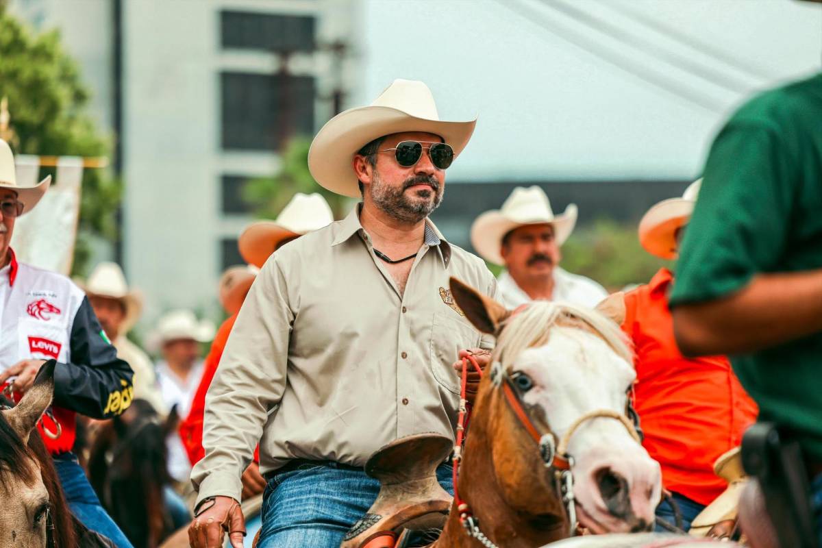 Alcalde y sus escoltas golpean a un mesero porque tardó en tomar su orden