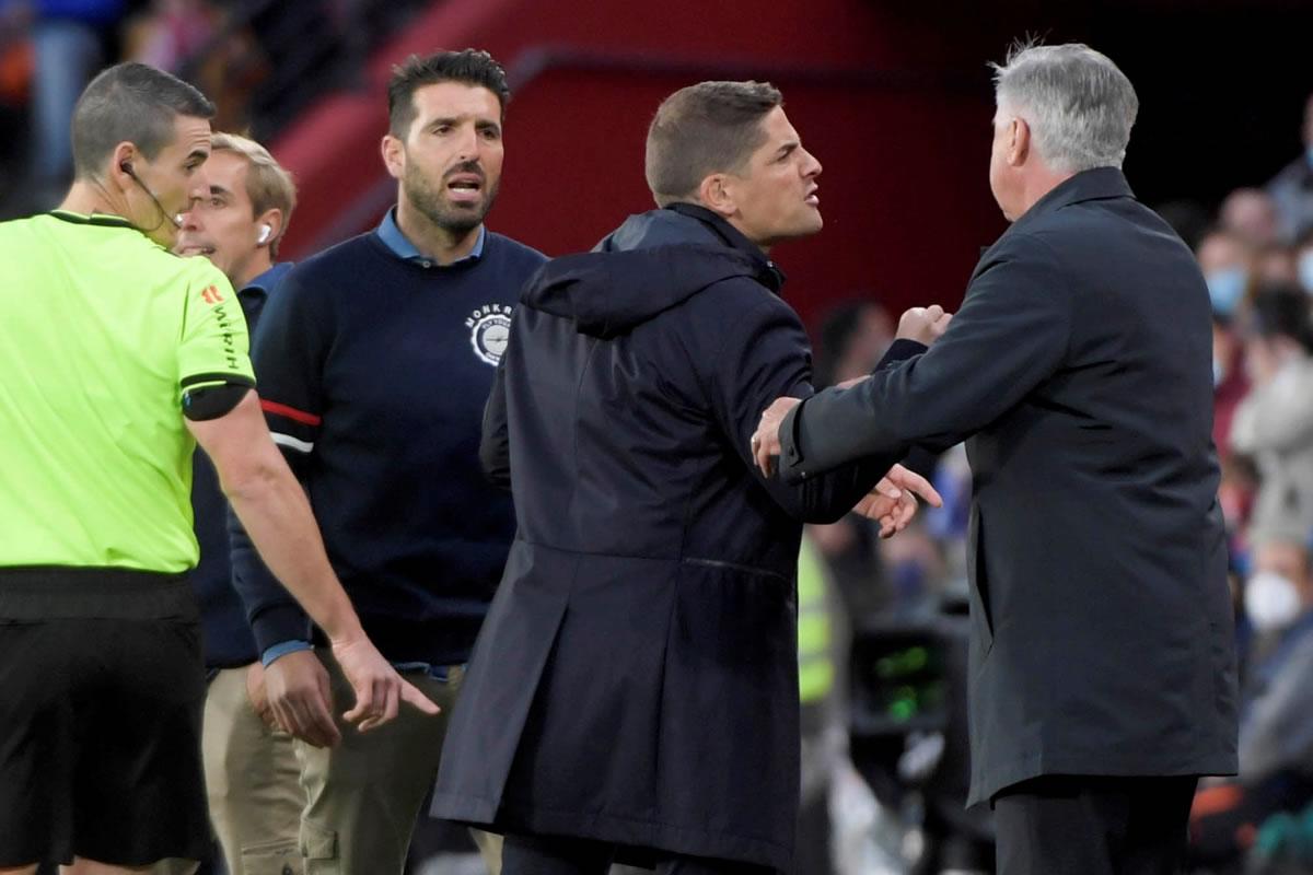 El entrenador del Granada, Robert Moreno, muy molesto tras ser expulsado mientras Carlo Ancelotti trataba de calmarlo.
