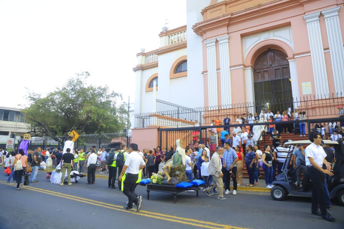 Miles de sampedranos acompañan procesión del Santo Entierro