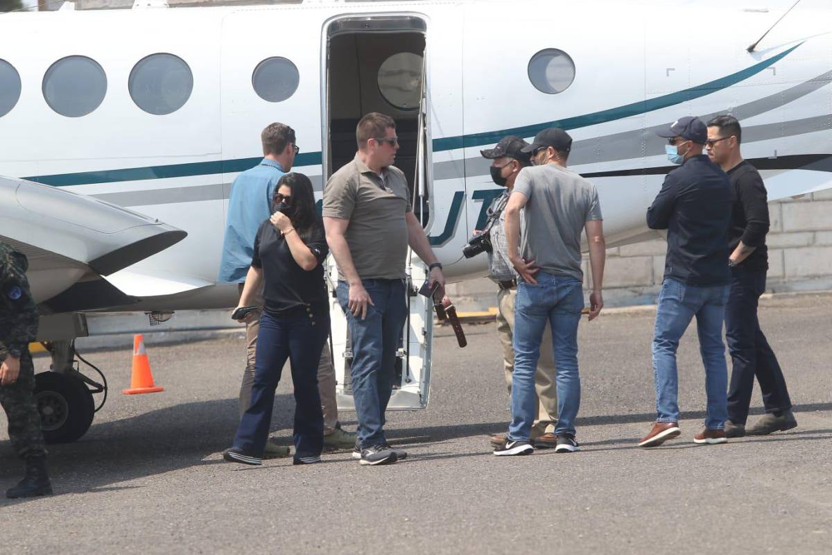 Agentes de la DEA, recibidos en Tegucigalpa por autoridades hondureñas.