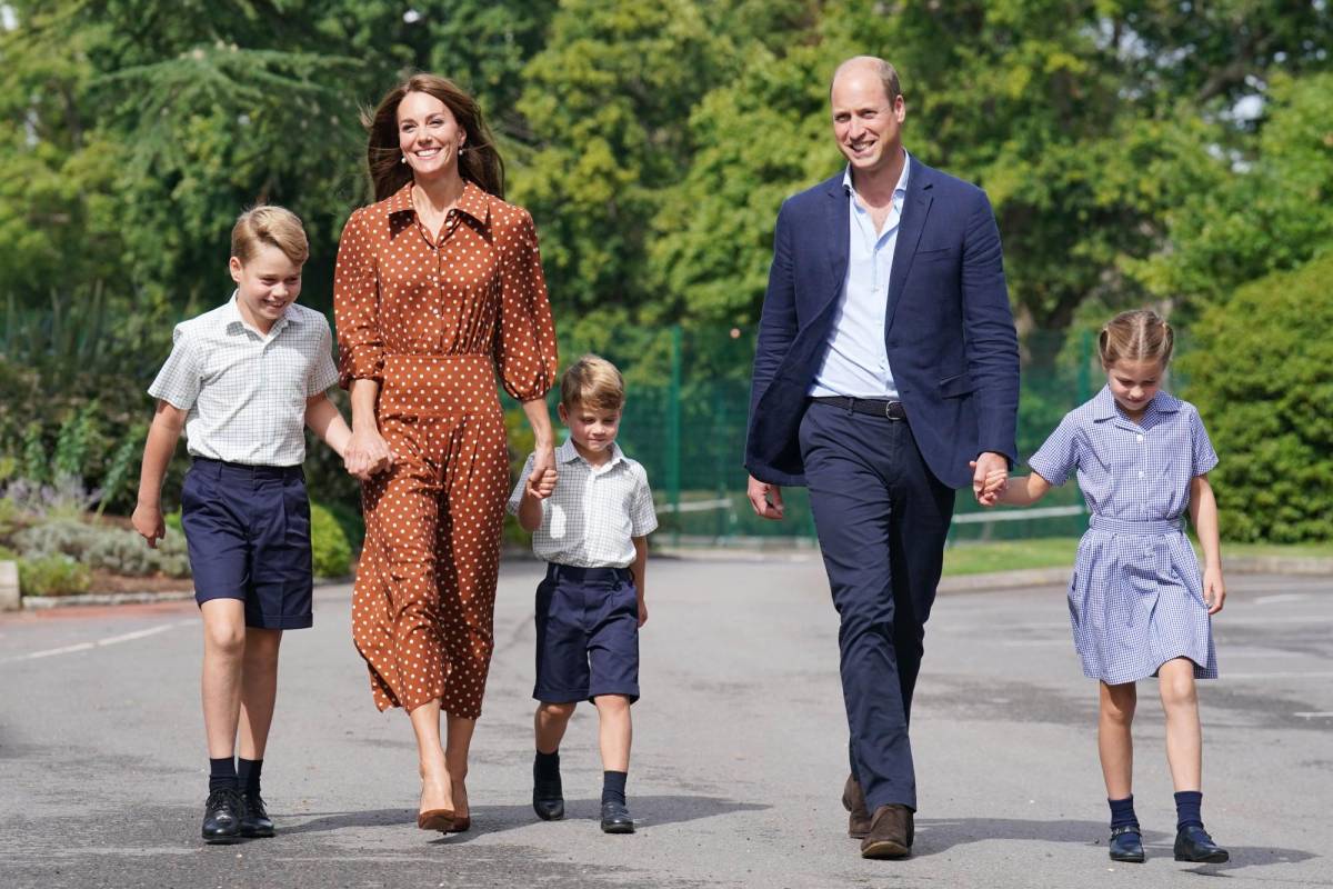 El príncipe William, su esposa Kate, y sus hijos George, Charlotte y Louis fueron fotografiados el miércoles en el primer día de clases de los pequeños príncipes en Windsor.