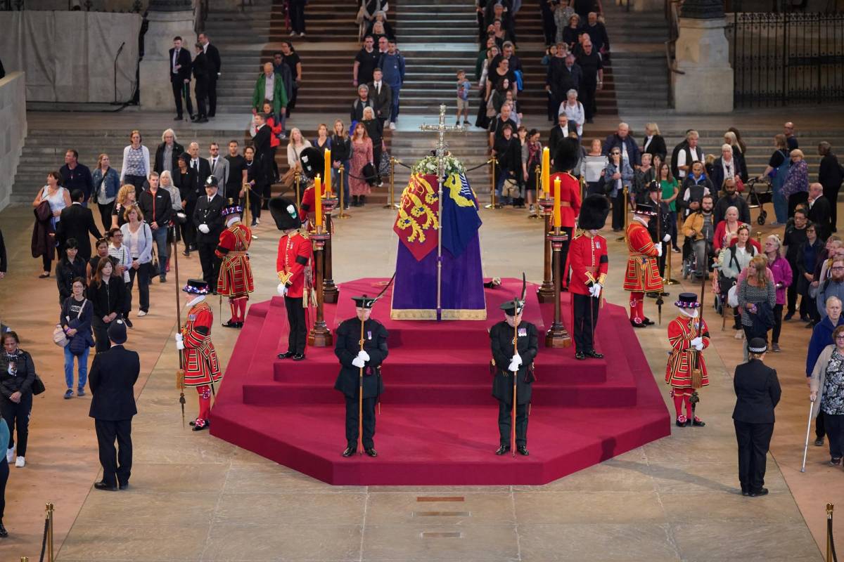 Un guardia real se desmaya mientras custodiaba el féretro de la reina Isabel II