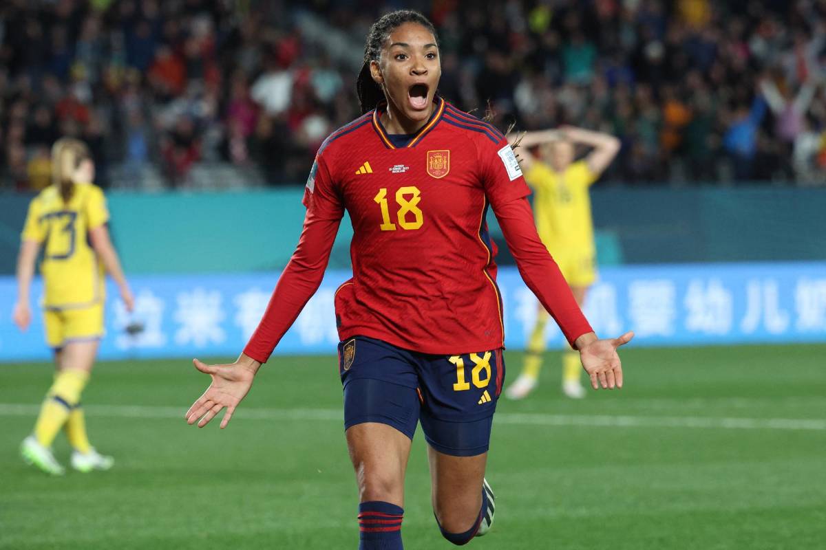 Salma Paralluelo celebrando su tanto ante Suecia.
