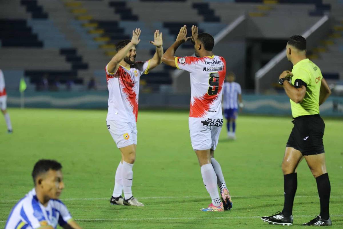 Estadio Ceibeño estrenó su cancha: aguacero, bellezas y bronca en Victoria-Herediano