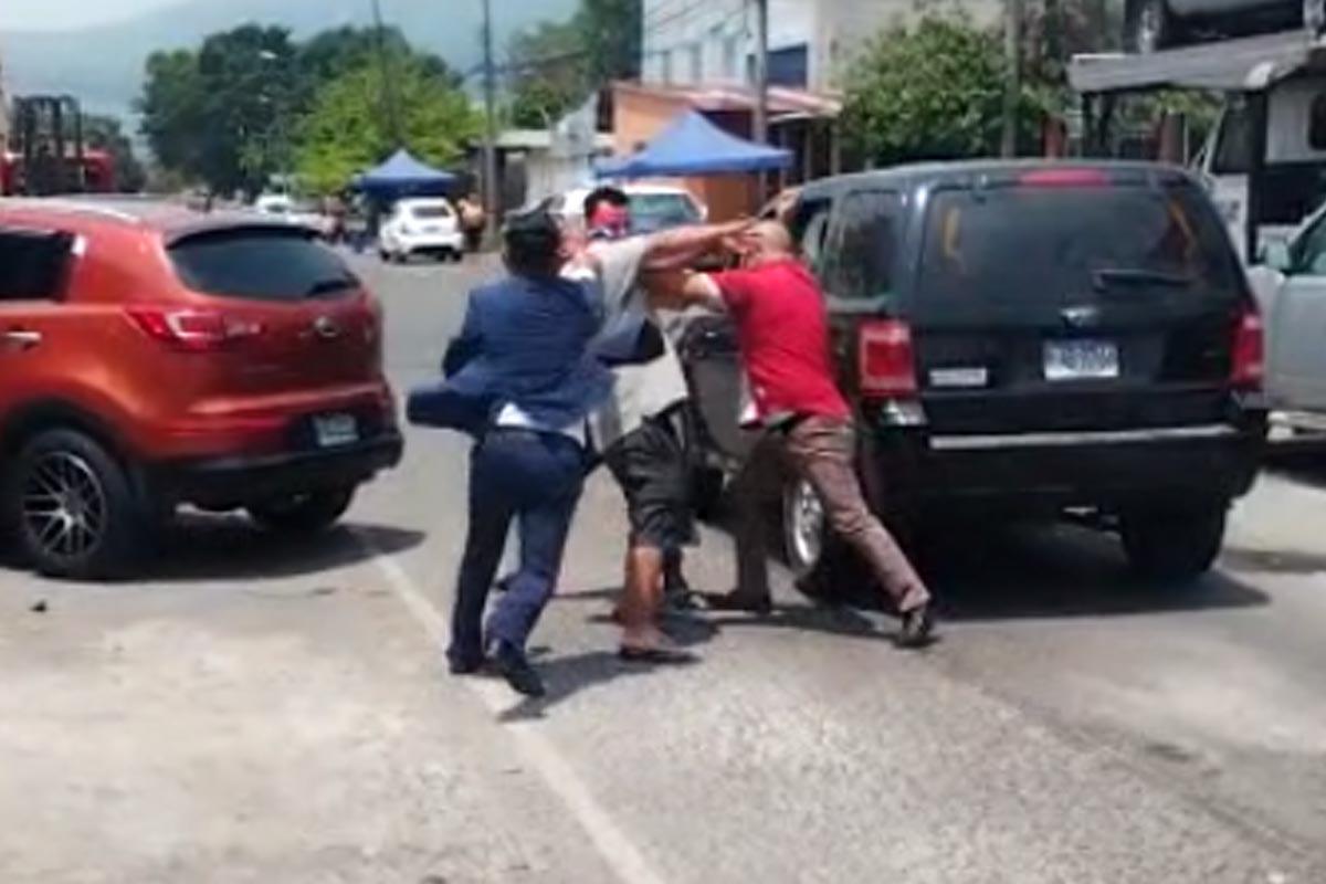 Imagen del video cuando periodista y camarógrafo se van a los golpes con conductor de camioneta y su acompañante.