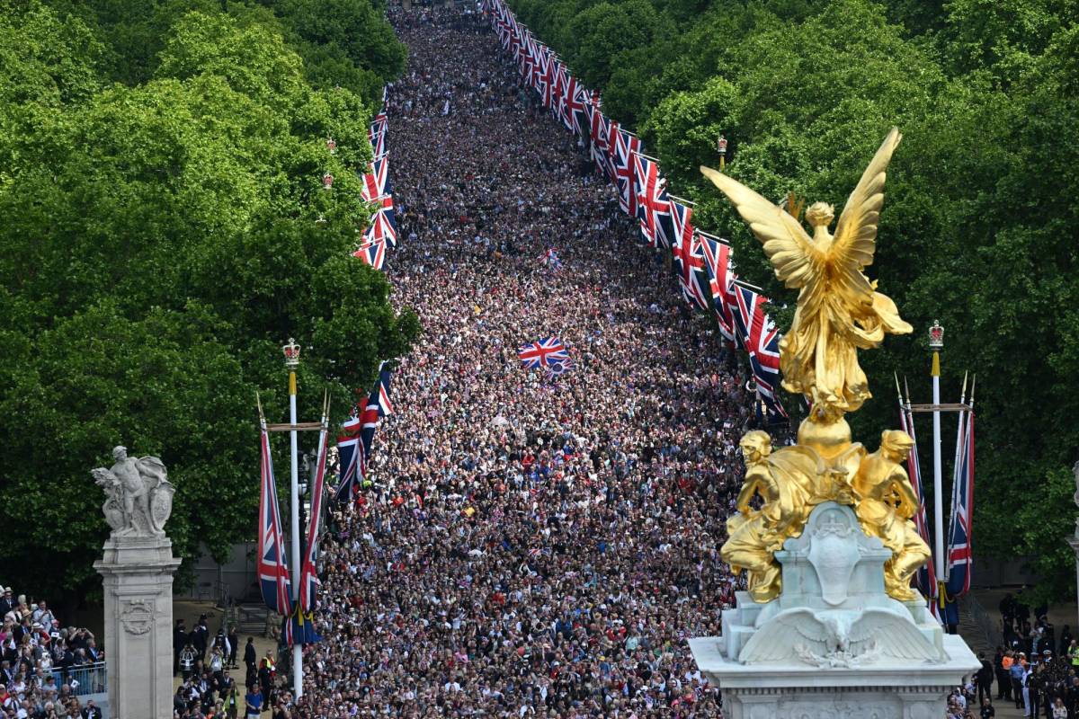 Miles de personas acudieron al centro de Londres para rendir tributo a la reina Isabel II.