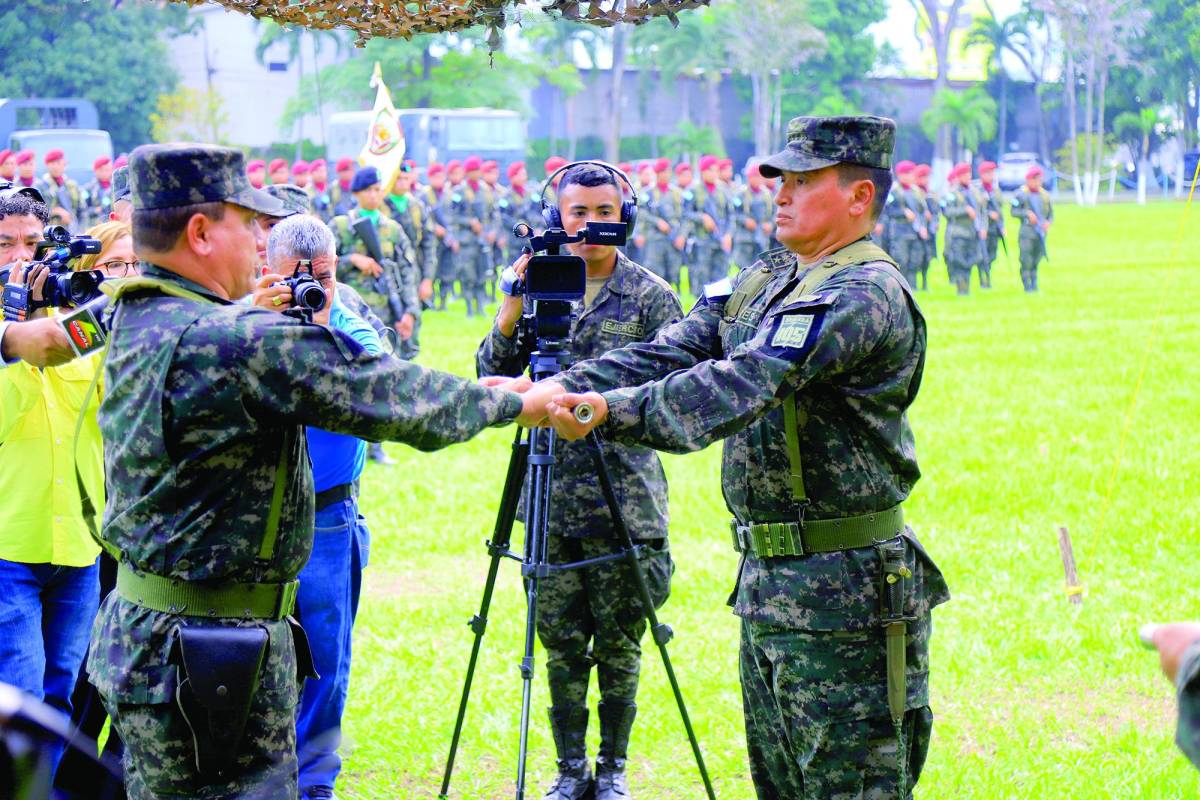 El coronel Melvin Edgardo Flores recibe la comandancia de la 105 Brigada del coronel Julio Alberto Ruiz Cerrato.