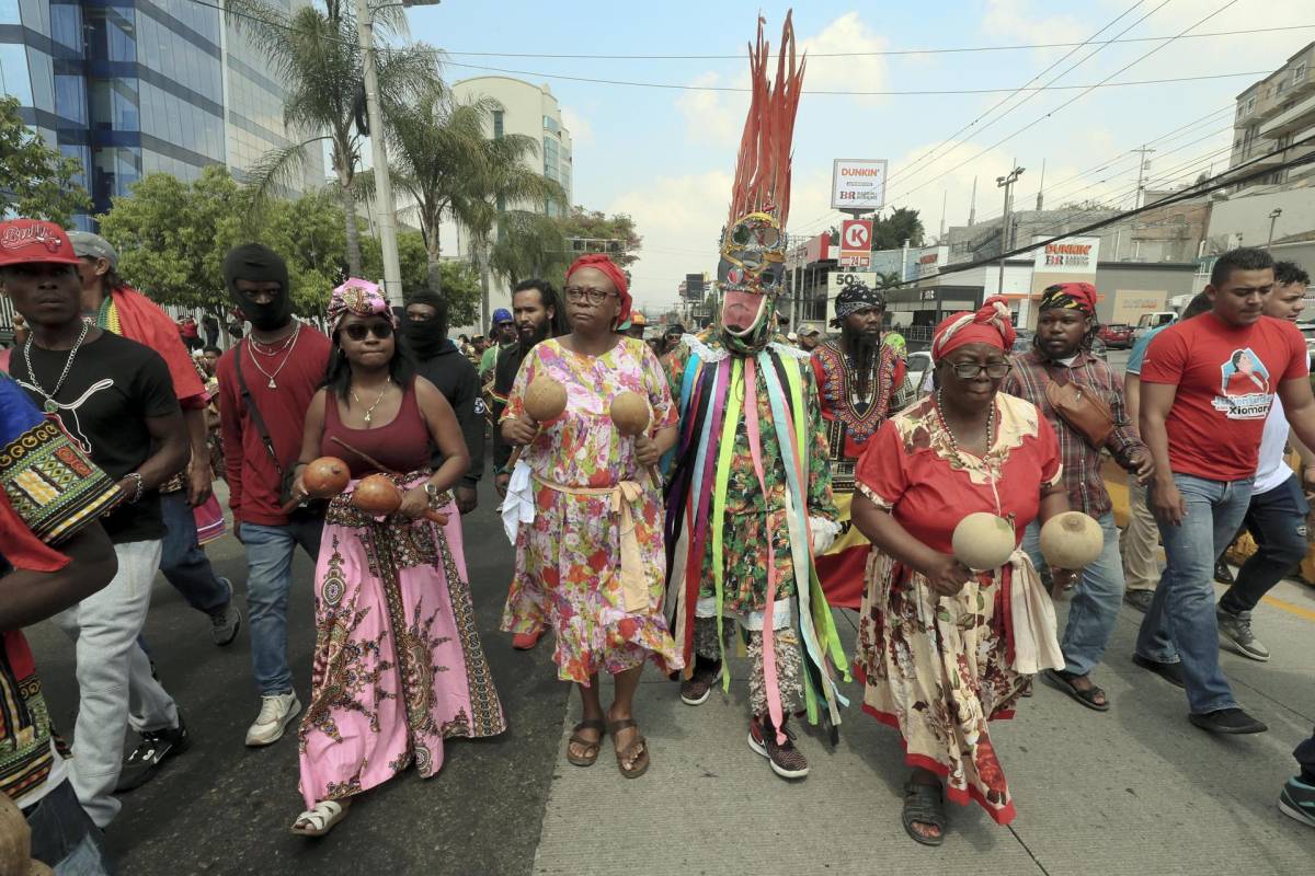 Afrodescendientes conocidos como Garífunas (negros) se manifiestan para exigir el cumplimiento de tres sentencias internacionales a favor de tres comunidades garífunas en el Caribe de Honduras.